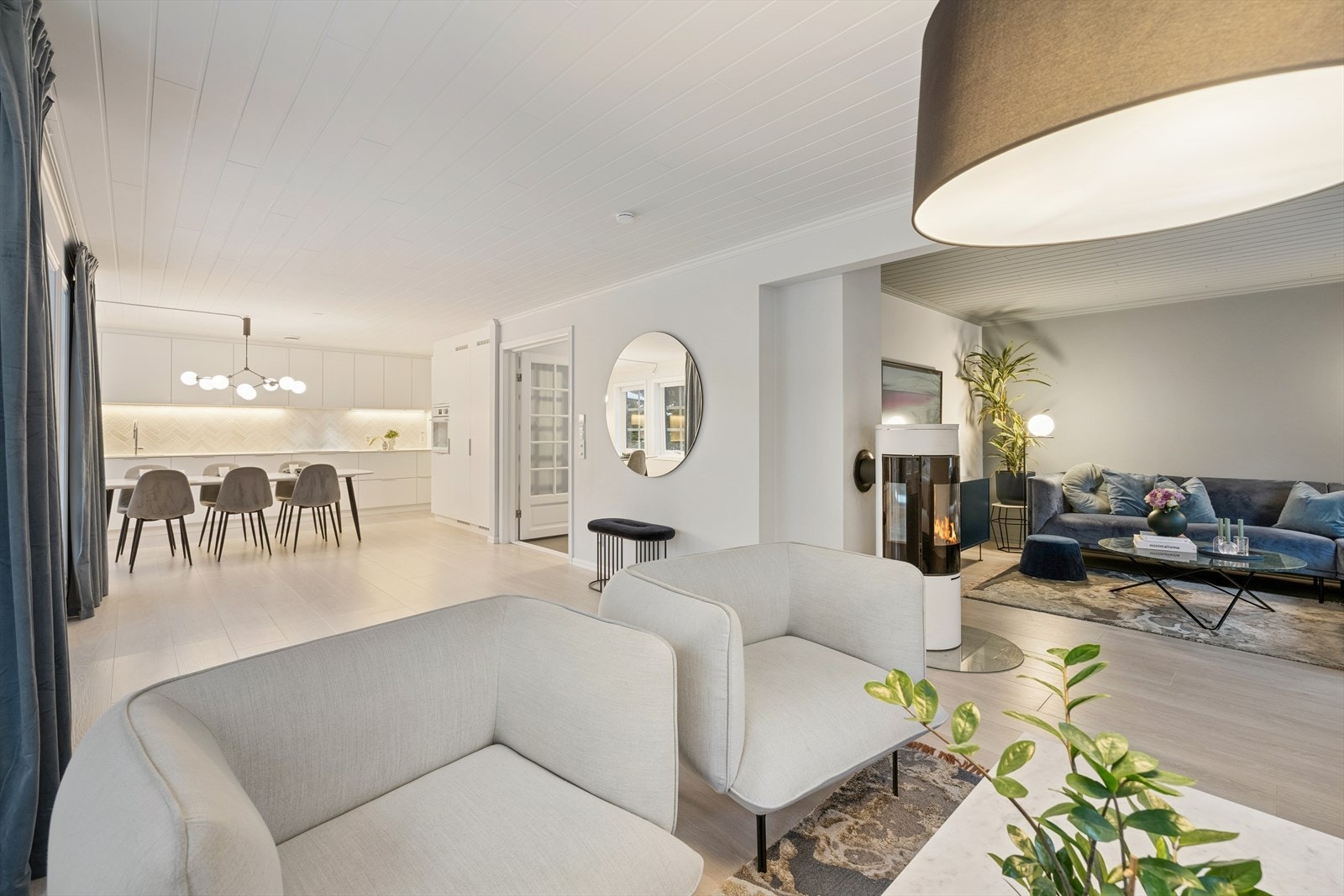 Oppholdsrommets gode utforming gir fleksible muligheter for naturlig soneinndeling, perfekt for å skape egne soner til både avslapning, måltider og sosialt samvær. Galleribilde