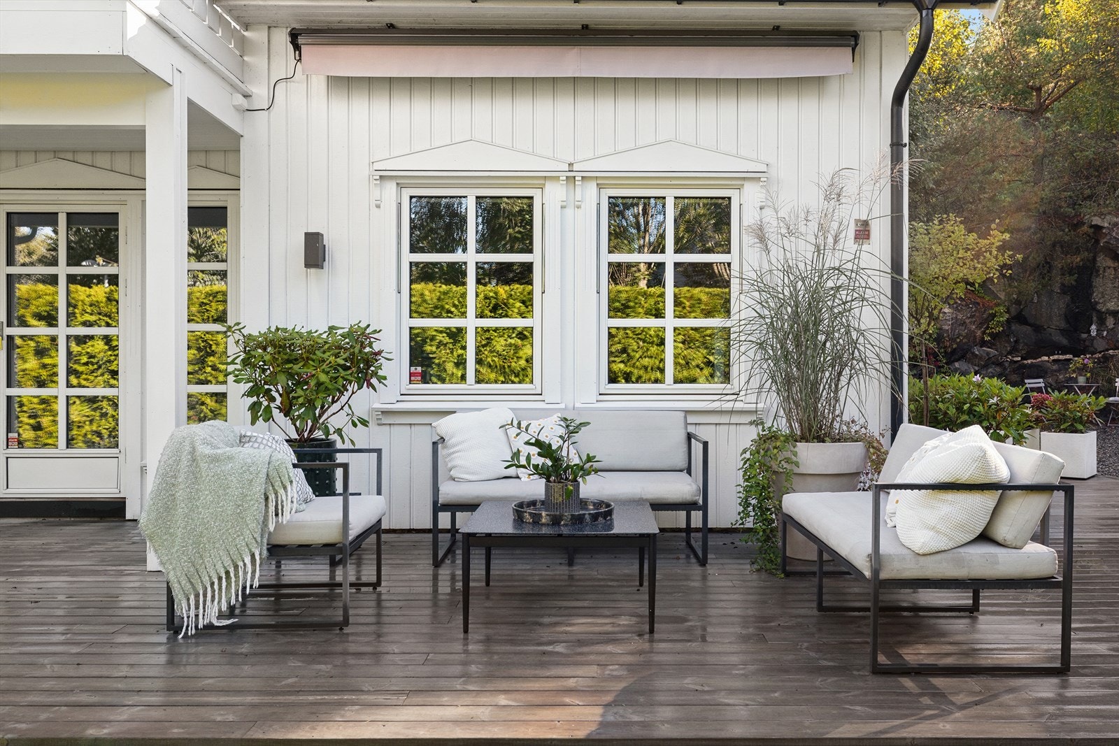 Terrassen ligger i direkte tilknytning til stuen og byr på optimale forhold for utendørs måltider og hyggelige sommerdager. Galleribilde