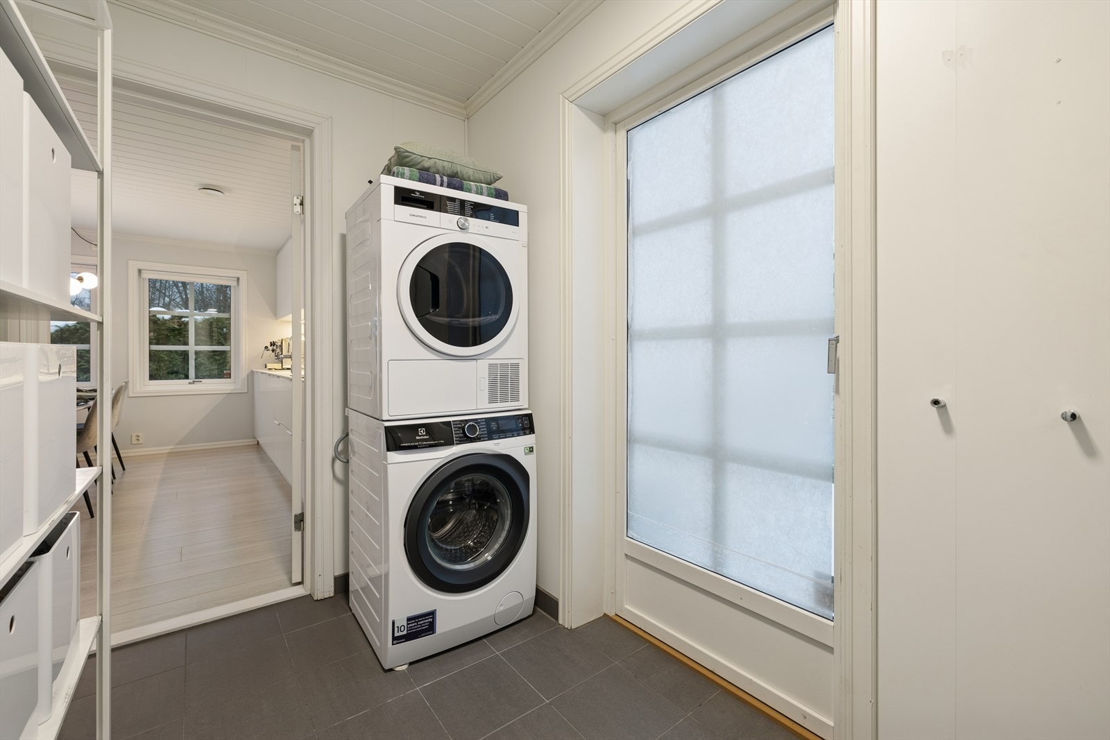 Vaskerommet er fra 2010, med flislagt gulv med vannbåren gulvvarme og balansert ventilasjon. Galleribilde