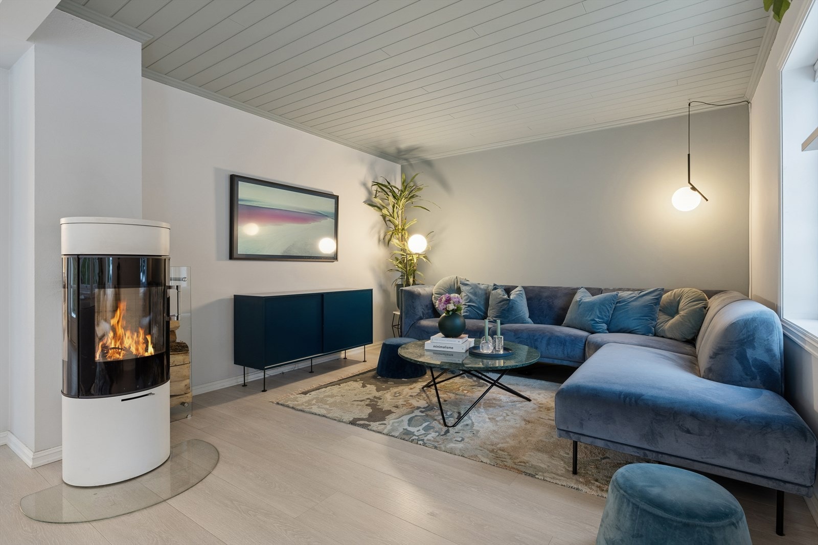 Hovedstuen har både en stemningsfull peisovn og vannbåren gulvvarme som sikrer et behagelig inneklima året rundt. Galleribilde