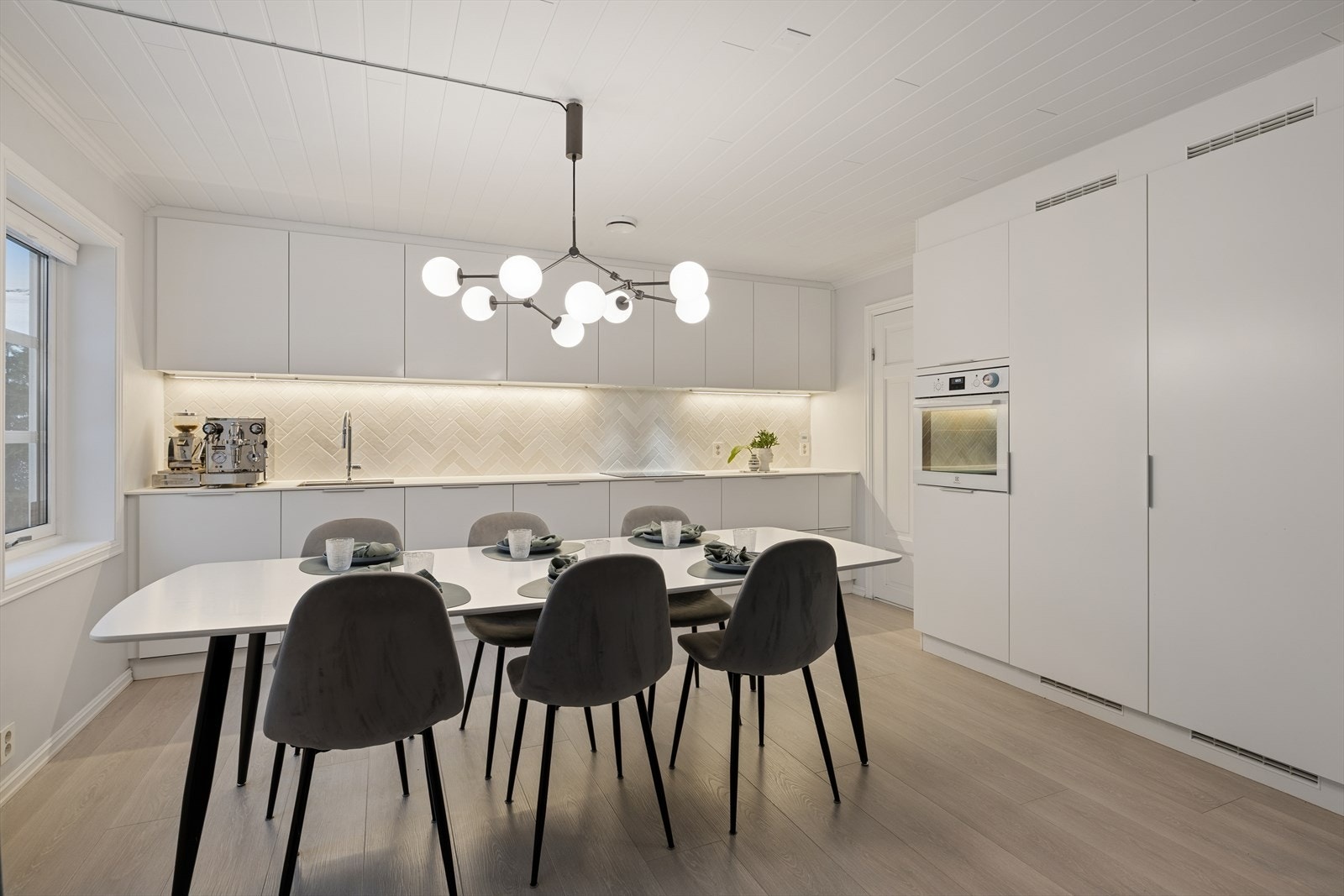 Smakfullt og stort kjøkken med rikelig lagringsplass i både skap og skuffer, samt godt med benkeplass. Galleribilde