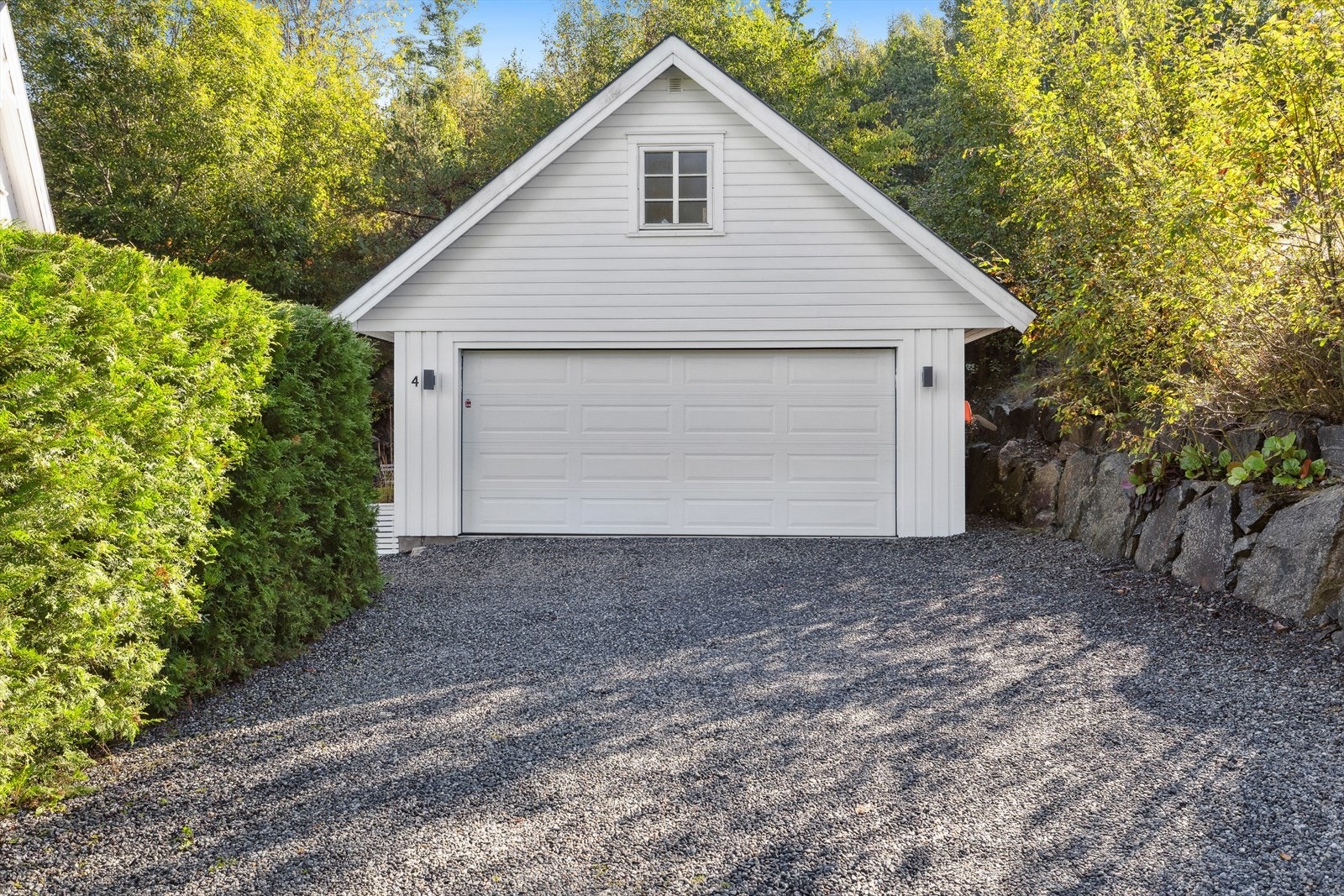 I tillegg har eiendommen en dobbel garasje på 43 m² med praktisk innvendig loft på ca. 30 m², godt egnet for oppbevaring. Galleribilde