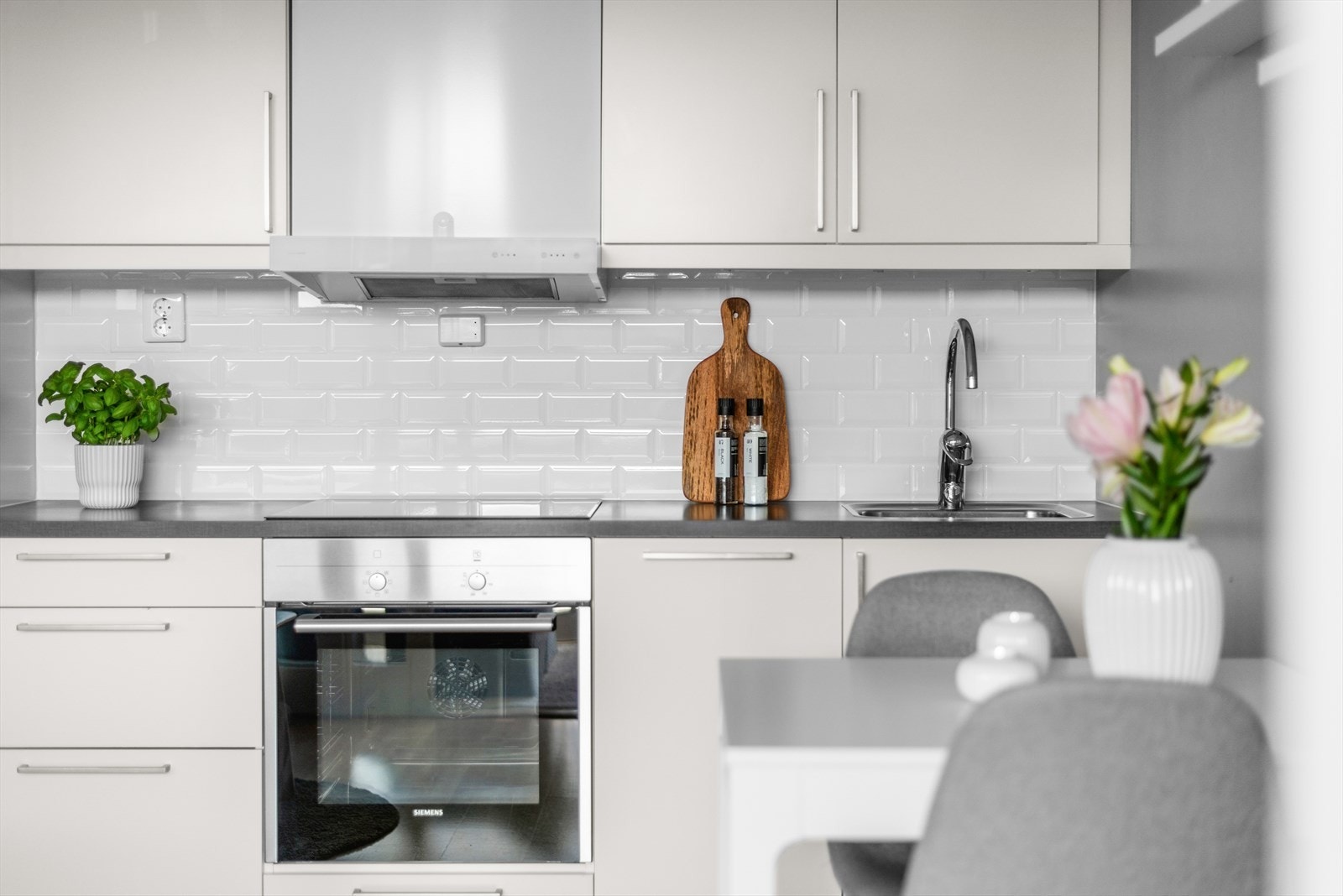 Her får du integrerte hvitevarer som kombinert kjøl- og fryseskap, komfyr, platetopp og oppvaskmaskin. Galleribilde