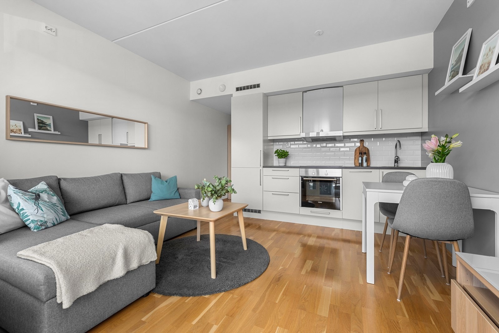 Leiligheten og bygget ble ferdigstilt i 2015. Her får du alt av moderne kvaliteter som fjernvarme, balansert ventilasjon og heis i bygget. Galleribilde