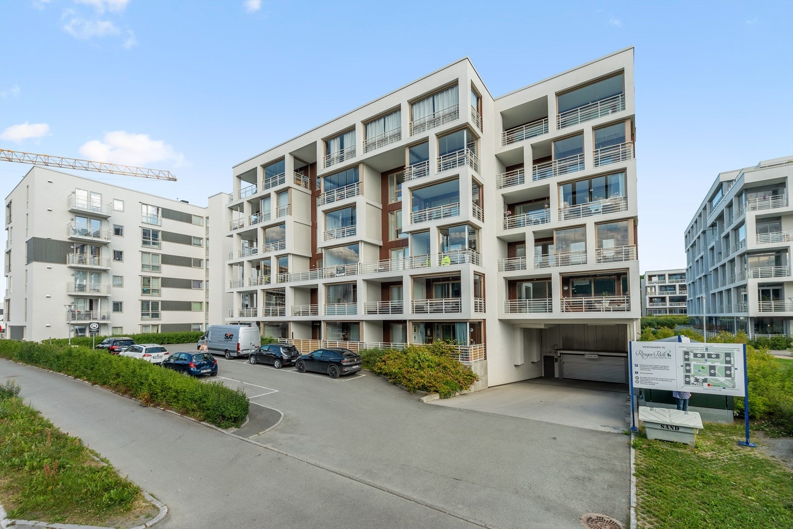 Med leiligheten følger det fast p-plass i oppvarmet p-kjeller. Galleribilde