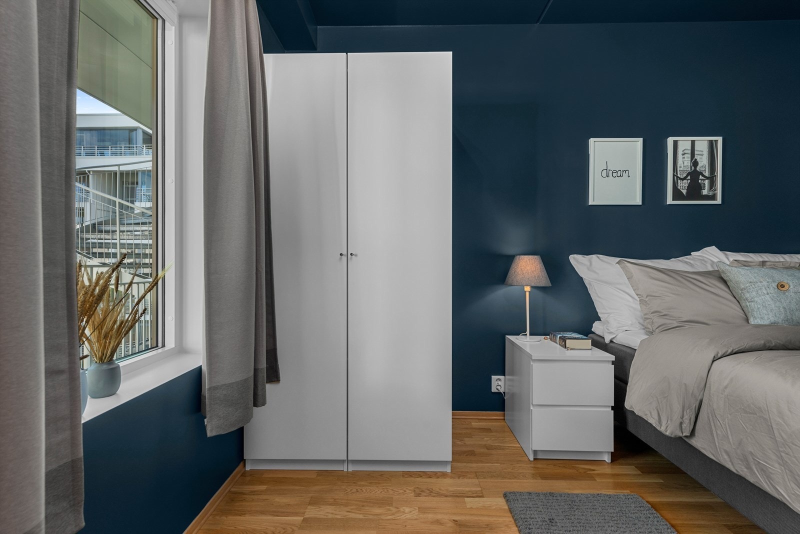 Soverommet er malt i lun blåfarge og vender ut mot rolige fellesområder. Galleribilde