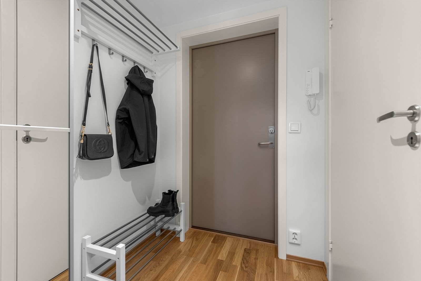 Entréen strekker over hele 10,2m². Her får du godt med plass til oppbevaring av både sko og tøy. Galleribilde