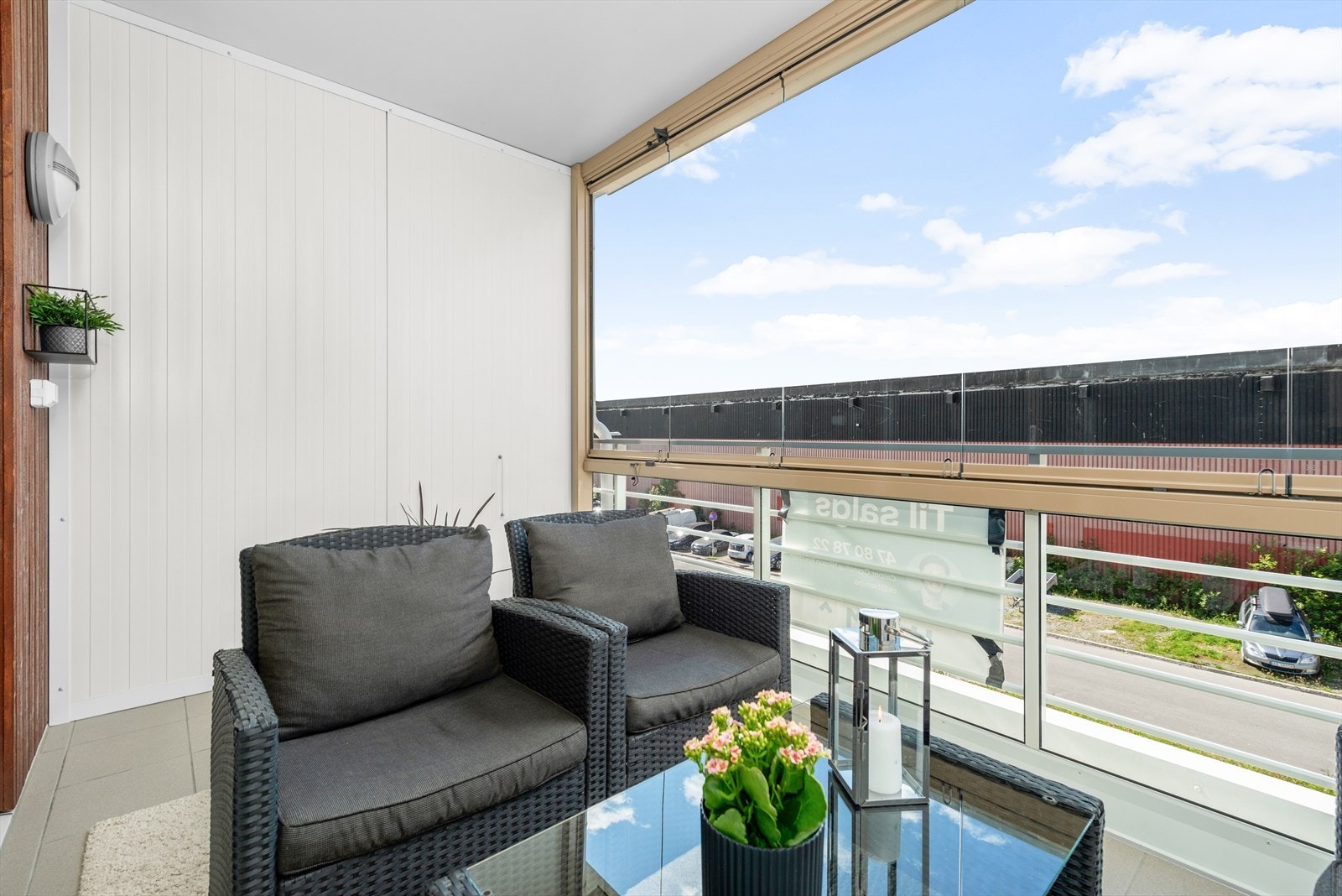 Sørvestvendt og innglasset balkong på 8,5m². Den byr på gode solforhold og er enkel å møblere. Galleribilde