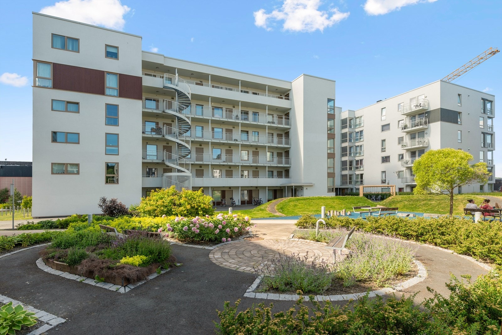 Dette er et etablert boområde med nærhet til fjorden, Ladestien, Midtbyen, og et veldig godt tilbud for kollektivtransport. Galleribilde