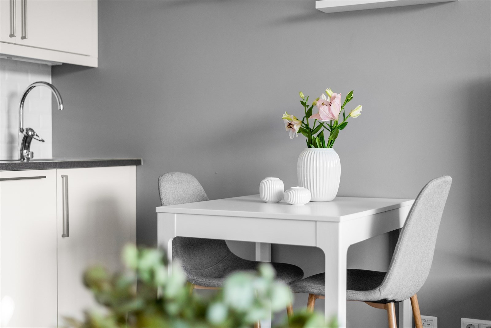 Etter dagens løsning får spiseseksjonen sin naturlige plassering mellom stuen og kjøkkenet. Galleribilde