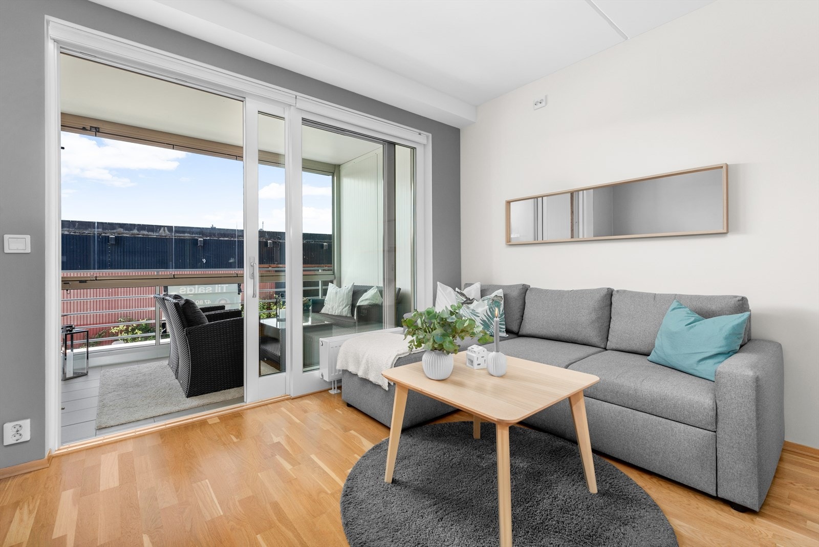 Det er direkte adkomst til balkongen fra stuen via en praktisk skyvedør, noe som gjør at balkongen enkelt fungerer som en forlengelse av stuen på varme sommerdager. Galleribilde