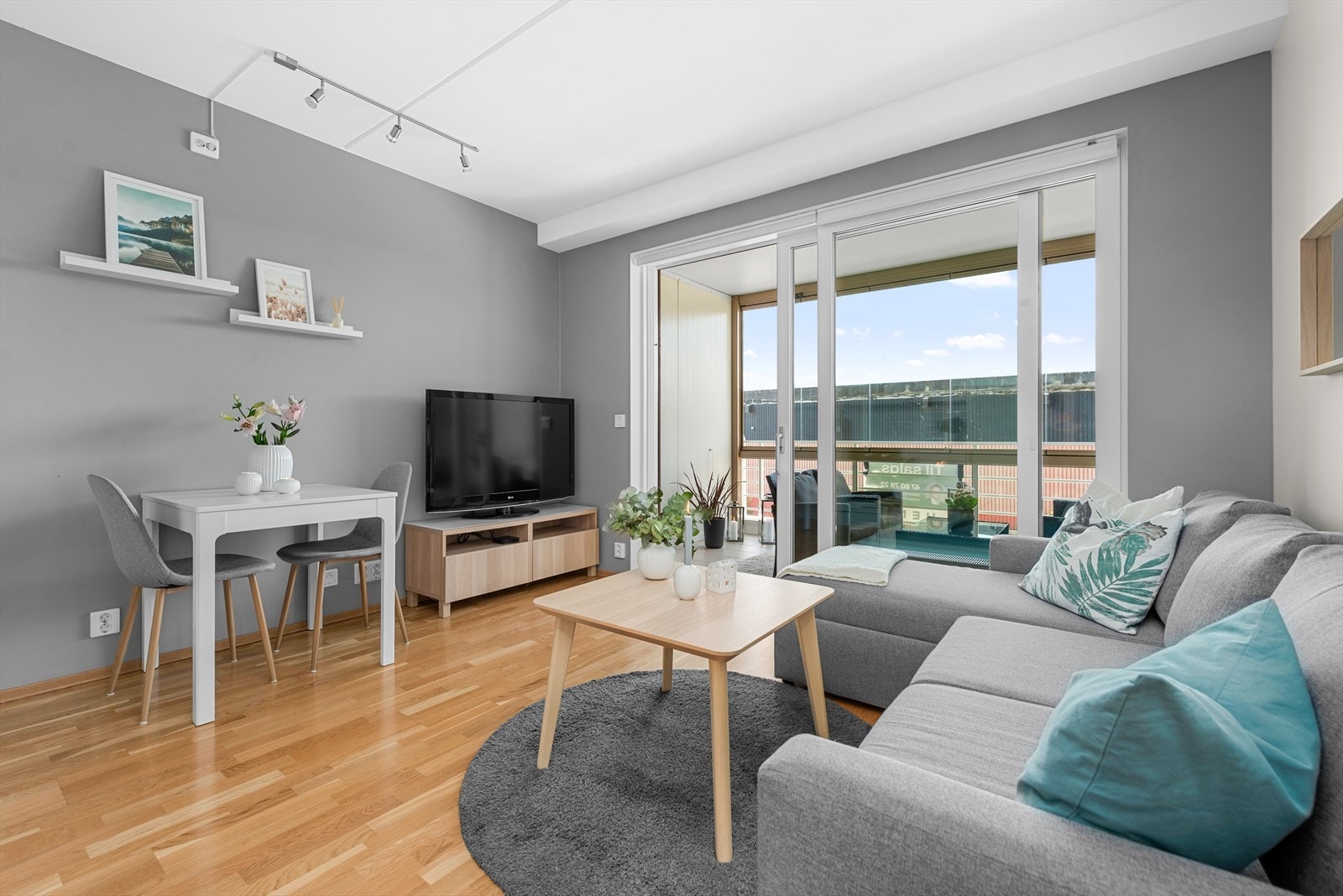 Leiligheten byr på stue og kjøkken i åpen løsning, bad, innglasset balkong, soverom, entré. Det medfølger bod og fast p-plass i kjeller. Galleribilde