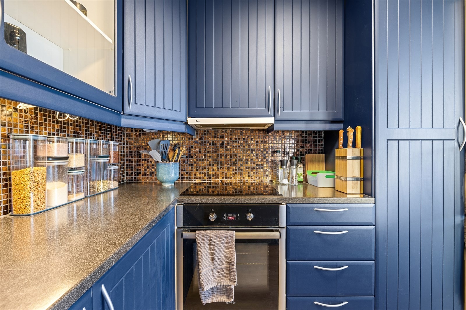 Innredningen er utstyrt med mekanisk avtrekksvifte over stekesonen, integrert stekeovn og platetopp, samt opplegg for oppvaskmaskin. Galleribilde