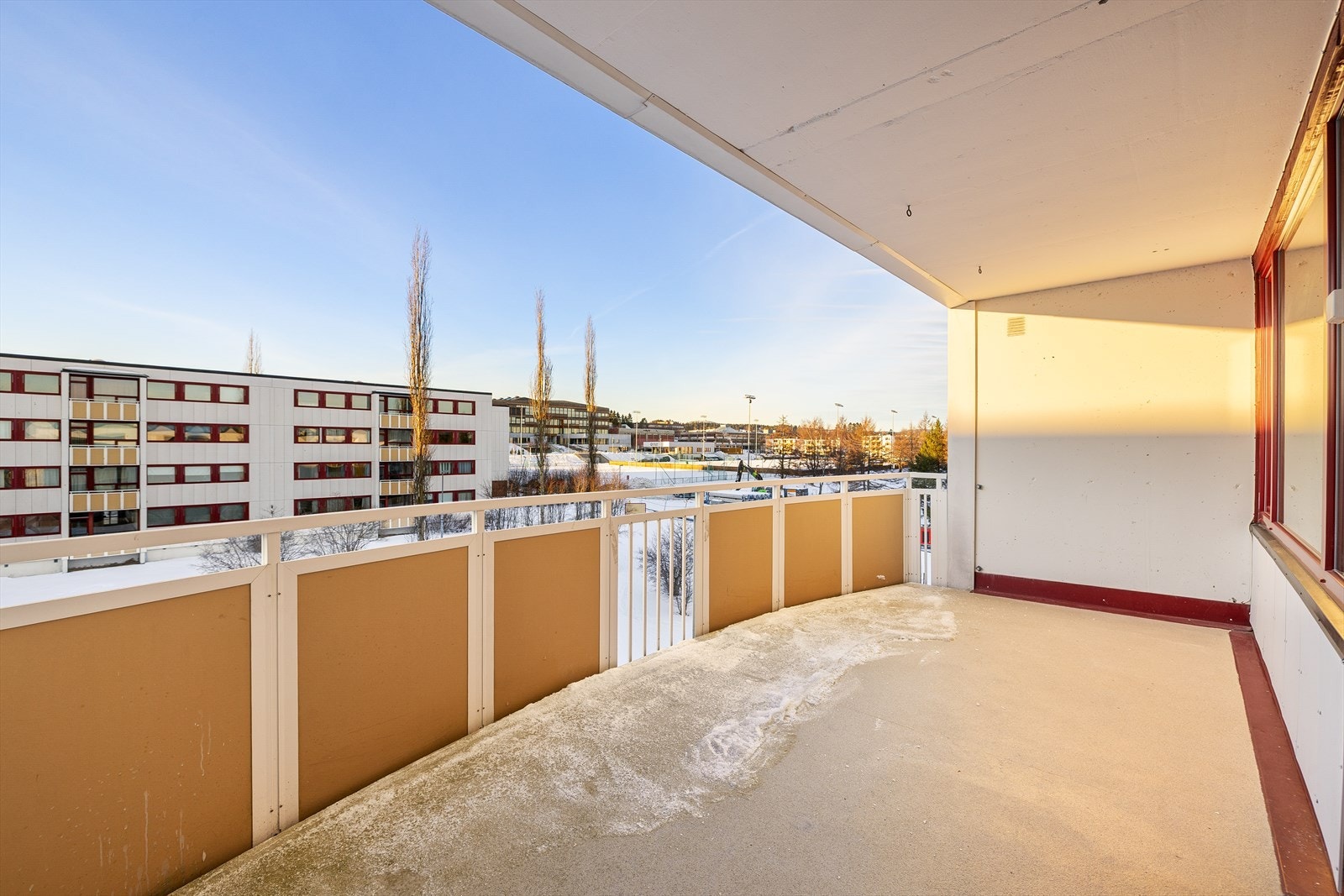 Fra stuen er det utgang til en den vestvendte balkongen med utsikt mot Heimdal videregående skole - et naturlig sted for avkobling. Galleribilde