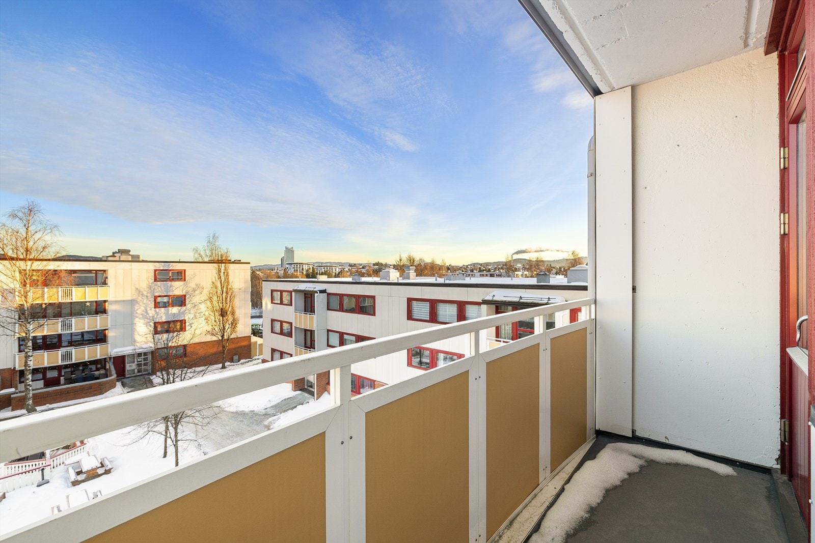 Her er det utgang til en privat balkong på ca. 3 m² vendt mot rolige og skjermede omgivelser. Galleribilde