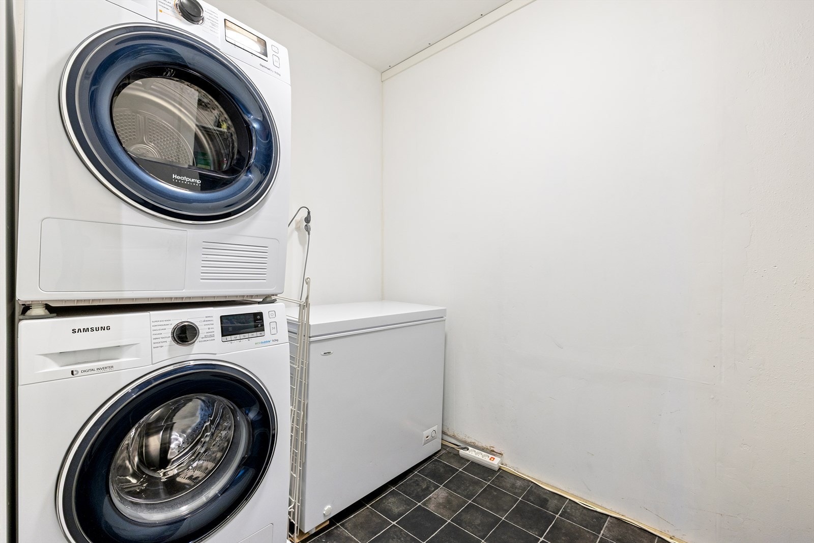 Praktisk vaskerom på ca. 4,5 m² med god plass til vaskemaskin, tørketrommel og diverse oppbevaringsløsninger. Galleribilde