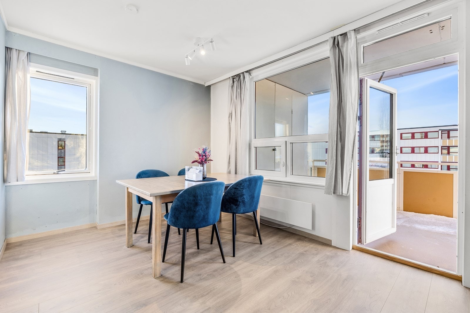 Spisestuen er plassert strategisk i sonen mellom stue og kjøkken. Galleribilde