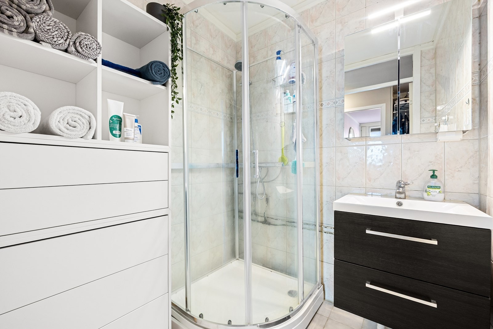 Pent flislagt bad på 3m², med fliser på gulv og vegger, malt overflate i himling, samt utstyrt med servantinnredning og dusjkabinett. Galleribilde