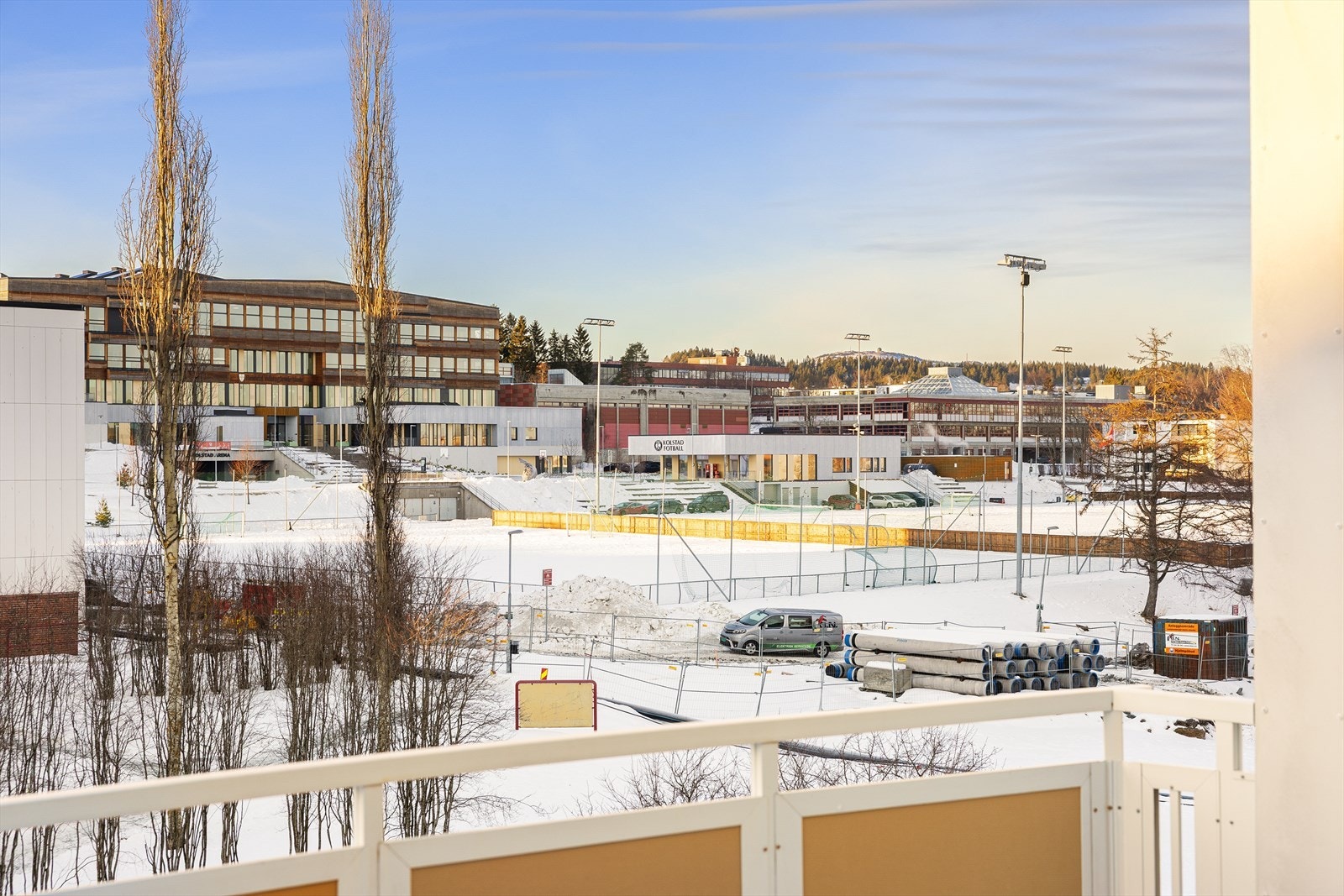 Balkongen på 14m²er overbygget, noe som gir skjerming og økt brukskomfort gjennom hele året. Galleribilde