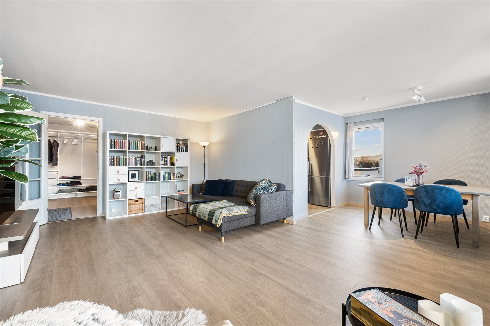 Boligens samlingspunkt er den romslige stuen på 31 m², som har en gjennomtenkt planløsning og rikelig plass til en stor hjørnesofa. Galleribilde