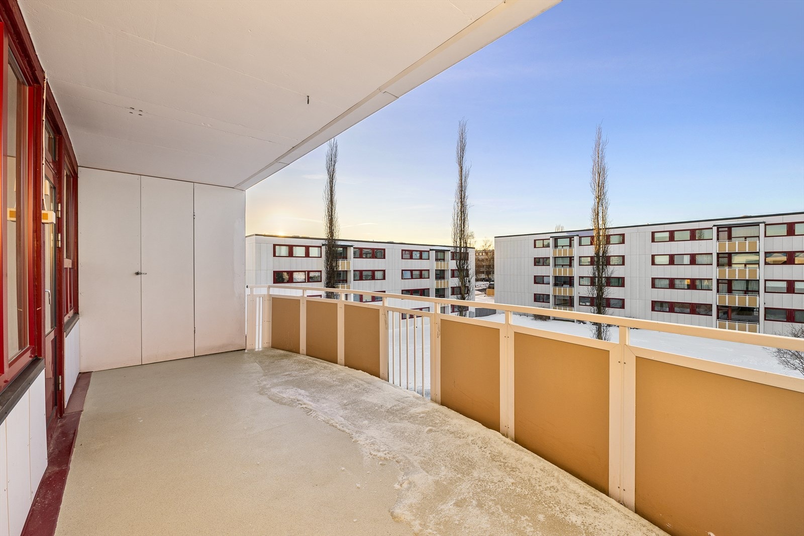 Kort vei til Bymarka som er et meget populært turområde for hele Trondheims befolkning, sommer som vinter. På vinterstid finnes det maskinpreparete skiløyper i Bymarka. Galleribilde