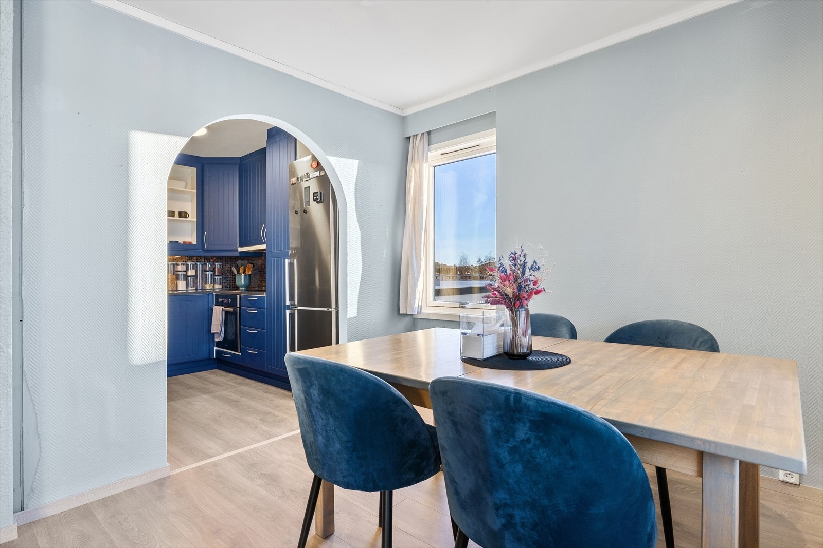 Spisestuen leder videre inn til et stort og funksjonelt kjøkken med god skapplass og gode arbeidsflater. Galleribilde