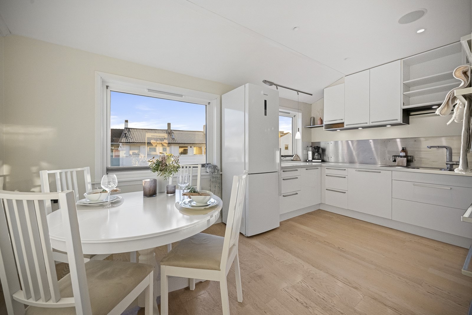 Lys og moderne kjøkkenkrok med store vinduer. Perfekt for hyggelige måltider med utsikt. Galleribilde