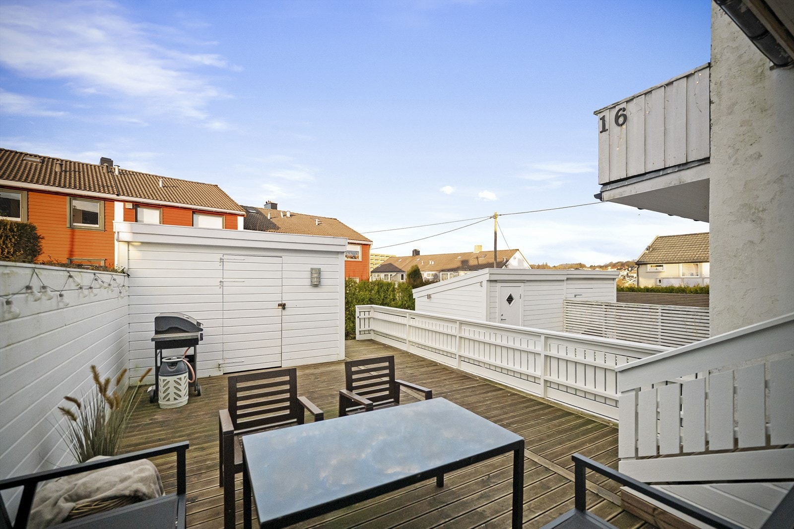 Terrasse på boligens fremside med bod Galleribilde