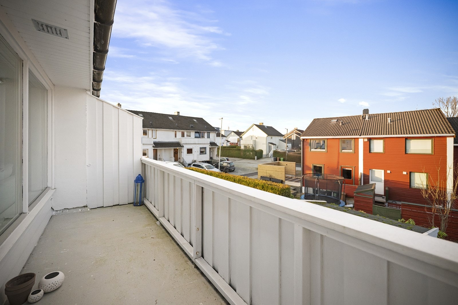 Balkong med utsikt og kveldssol Galleribilde