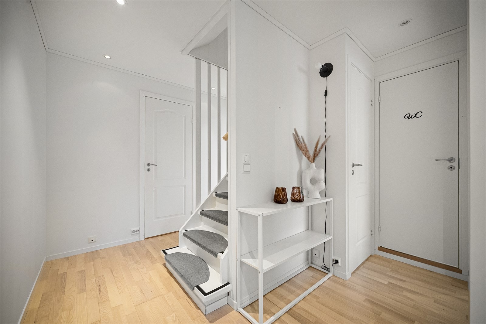 Gang med inngang til 3 soverom og bad Galleribilde