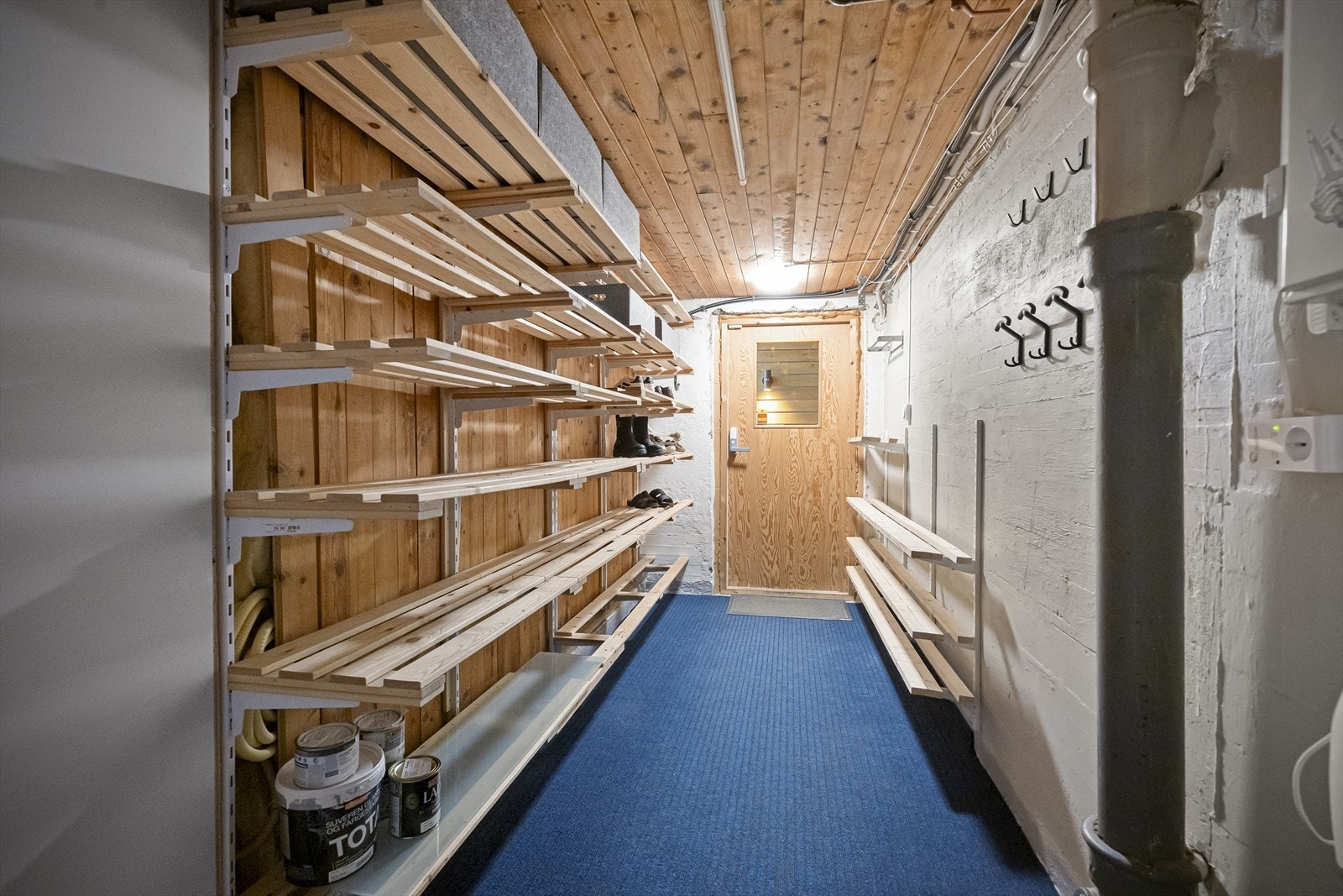 Lagring, bod og inngang fra boligens bakside og parkering Galleribilde