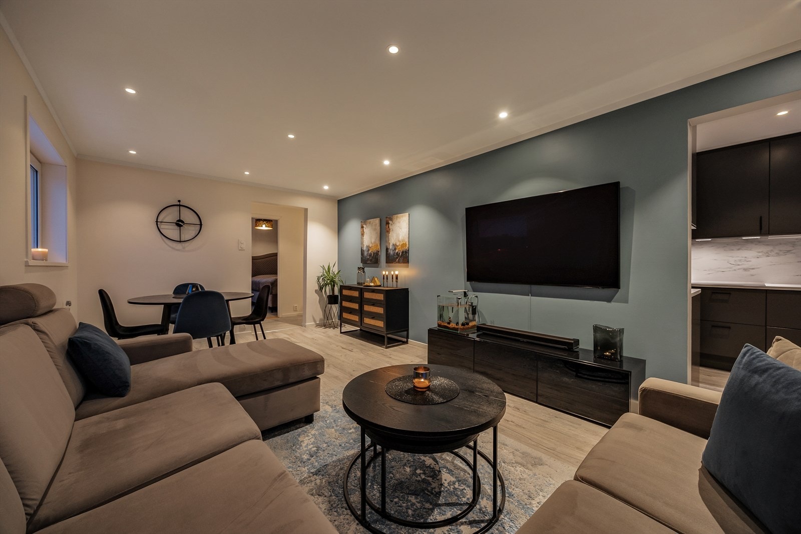 På kveldstid skaper belysningen en lun og behagelig atmosfære. Galleribilde