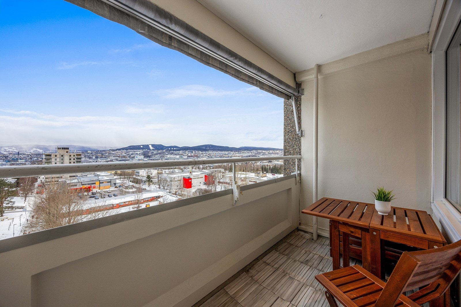 Fra balkongen har man en vidstrakt utsikt over nærområdet. Galleribilde