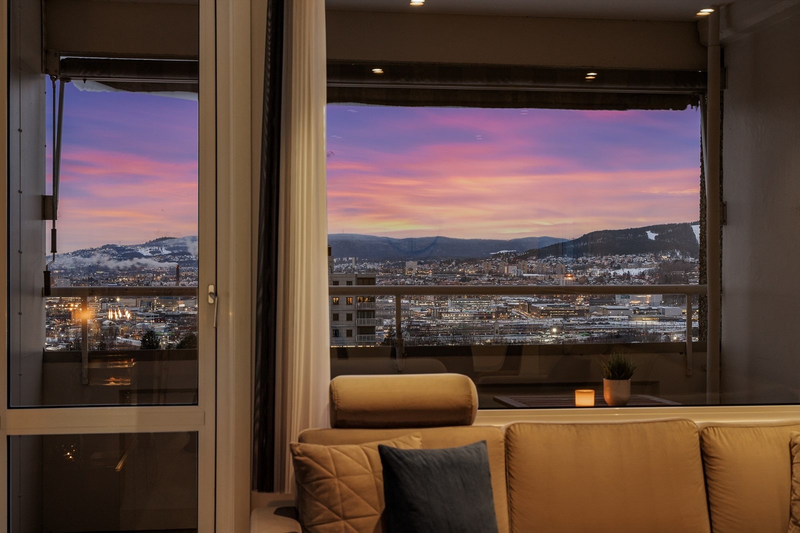 Utsikten fra balkongen er like imponerende etter solnedgang. Galleribilde