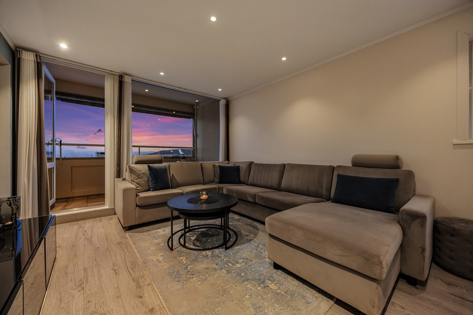 Balkongdøren kan åpnes helt opp for å slippe luften og utsikten inn. Galleribilde