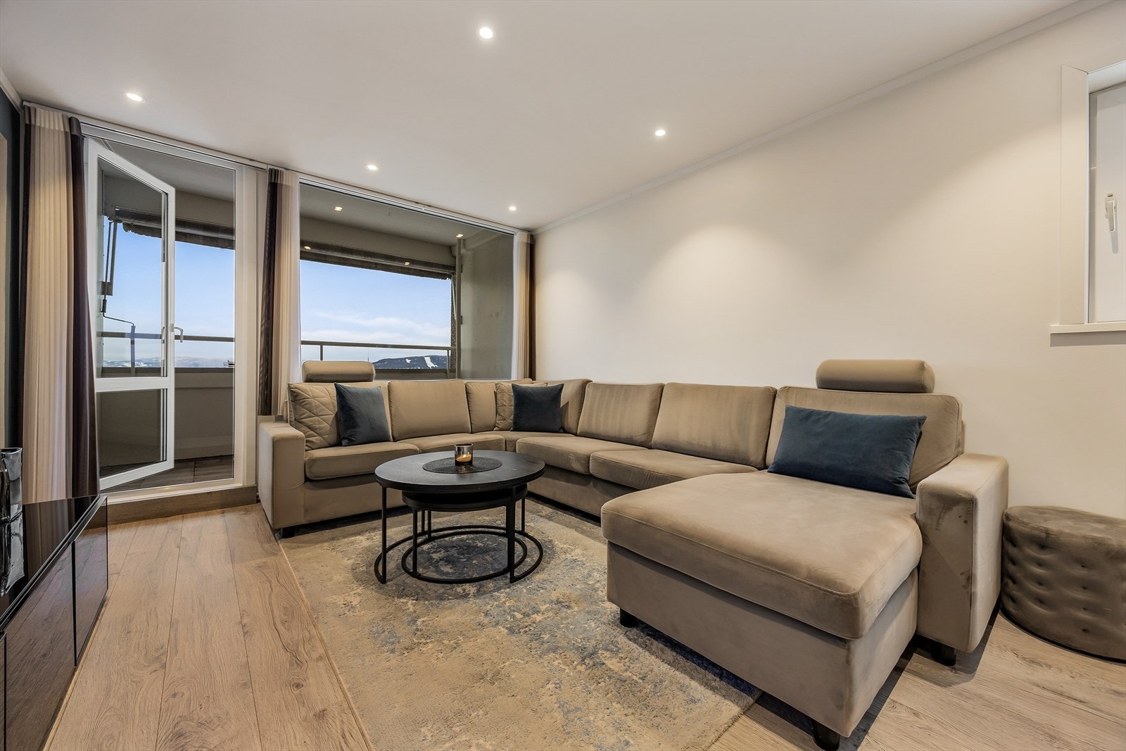 Direkte utgang til en herlig balkong som fungerer som en forlengelse av stuen. Galleribilde