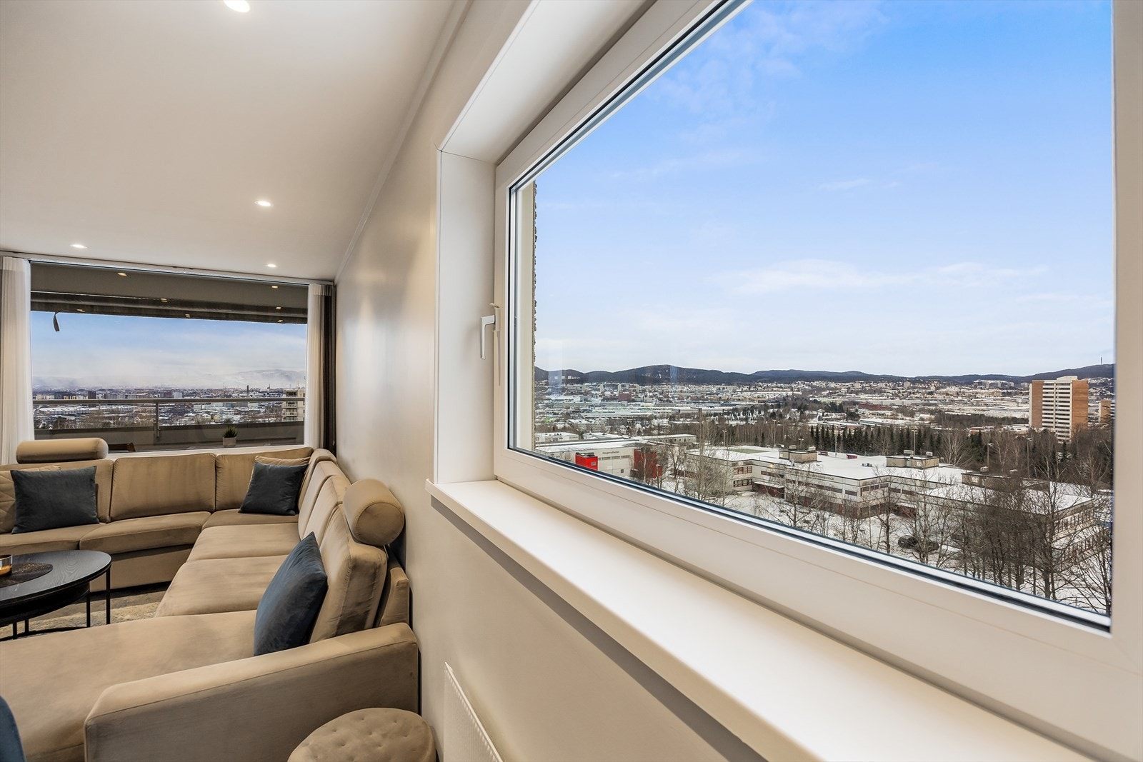 Utsikten fra stuen strekker seg langt og gir gode lysforhold. Galleribilde