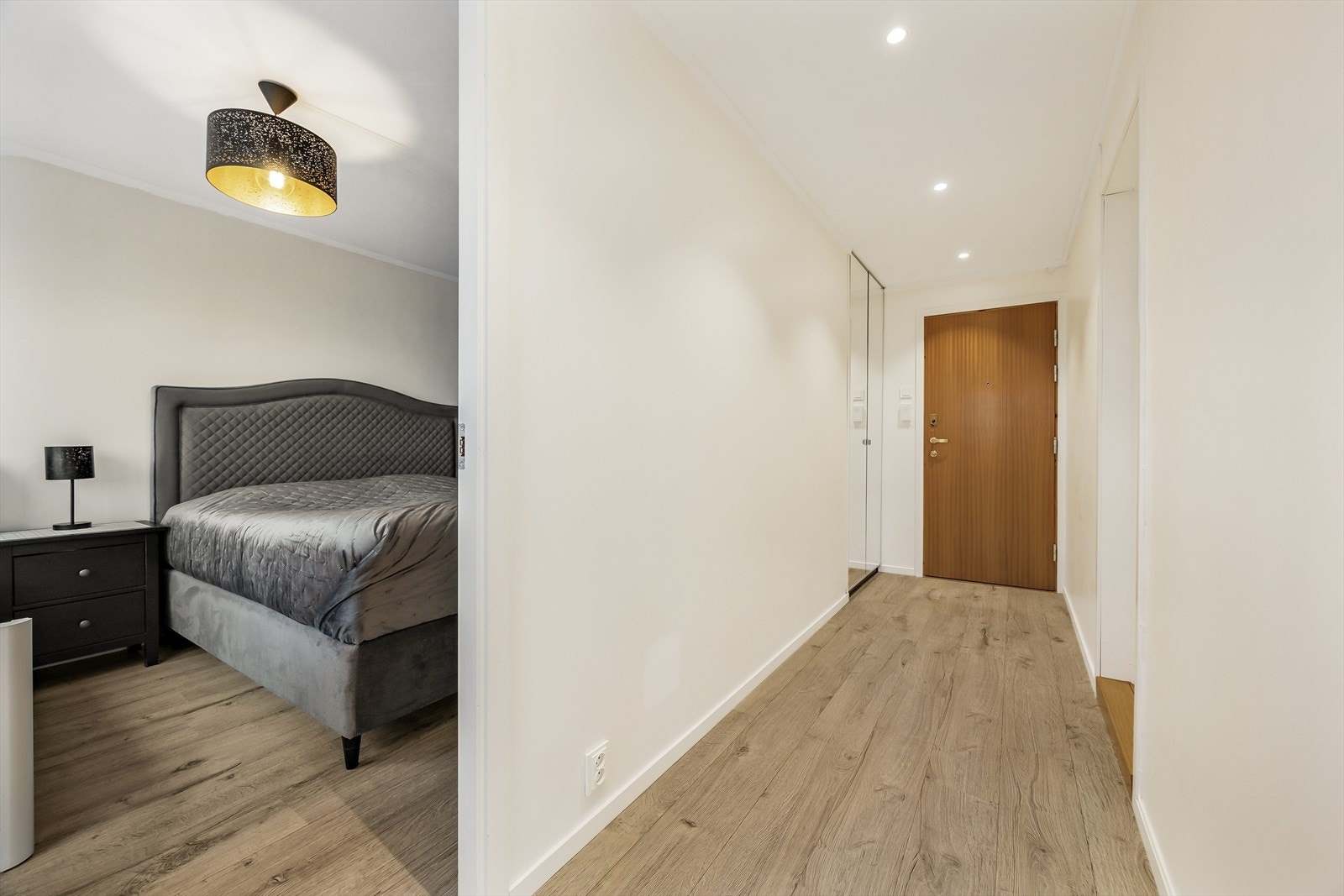 Gangarealet gir adkomst til både soverom og stue. Galleribilde