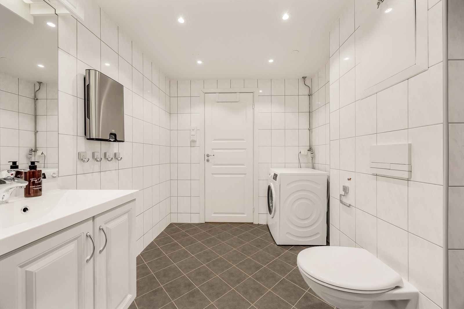 Rommet er romslig med opplegg for vaskemaskin og god plass til oppbevaring. Galleribilde