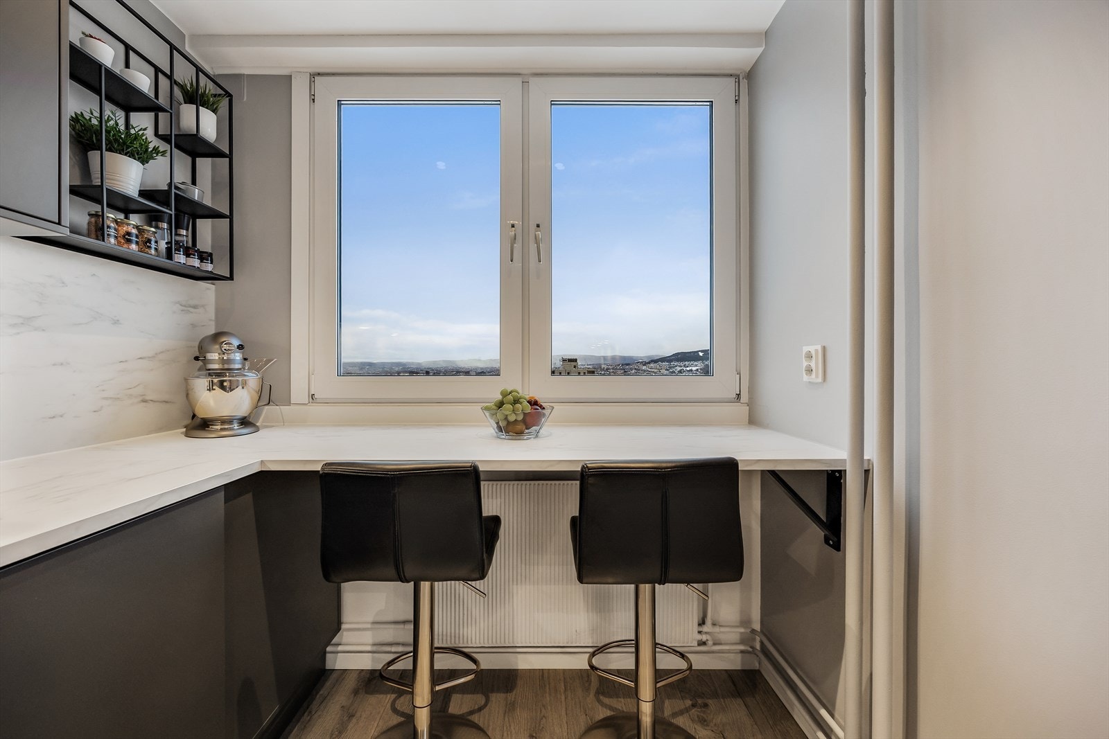 En smart barløsning ved vinduet gir en hyggelig spiseplass med utsikt. Galleribilde