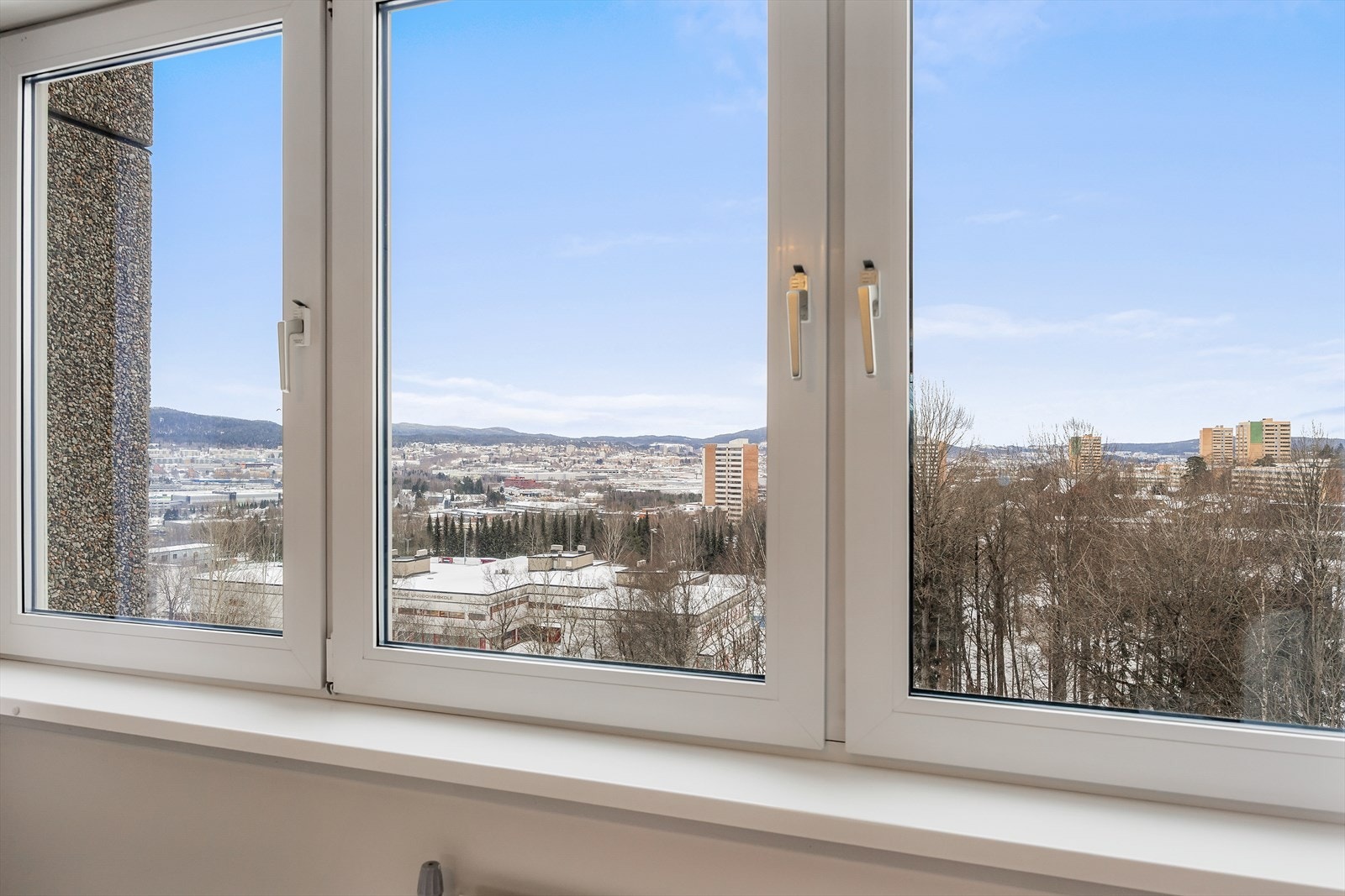 De store vinduene gir en følelse av åpenhet og kontakt med omgivelsene. Galleribilde