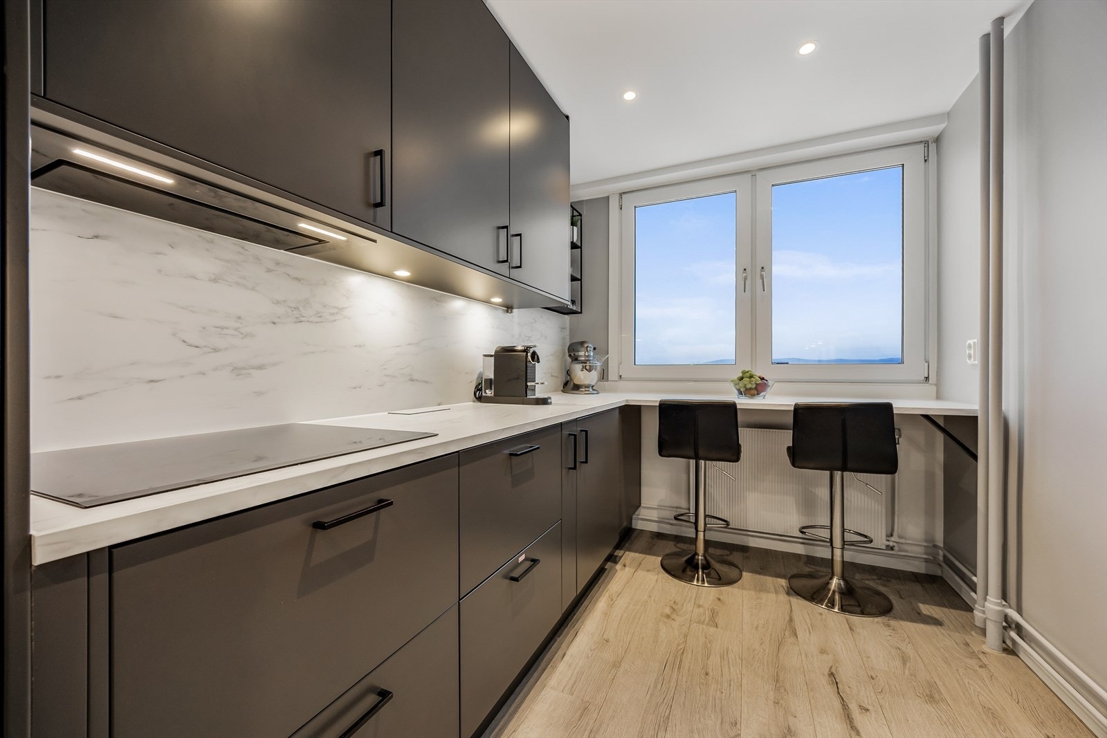 God skap- og benkeplass gjør matlagingen til en enkel affære. Galleribilde