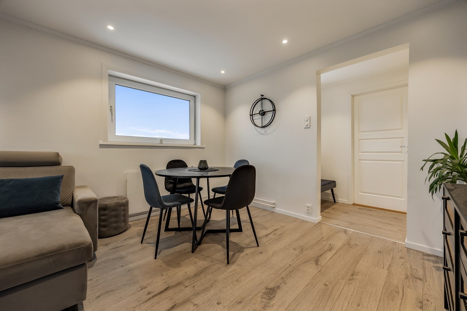 Spiseplassen er naturlig plassert i overgangen mellom stue og entré. Galleribilde