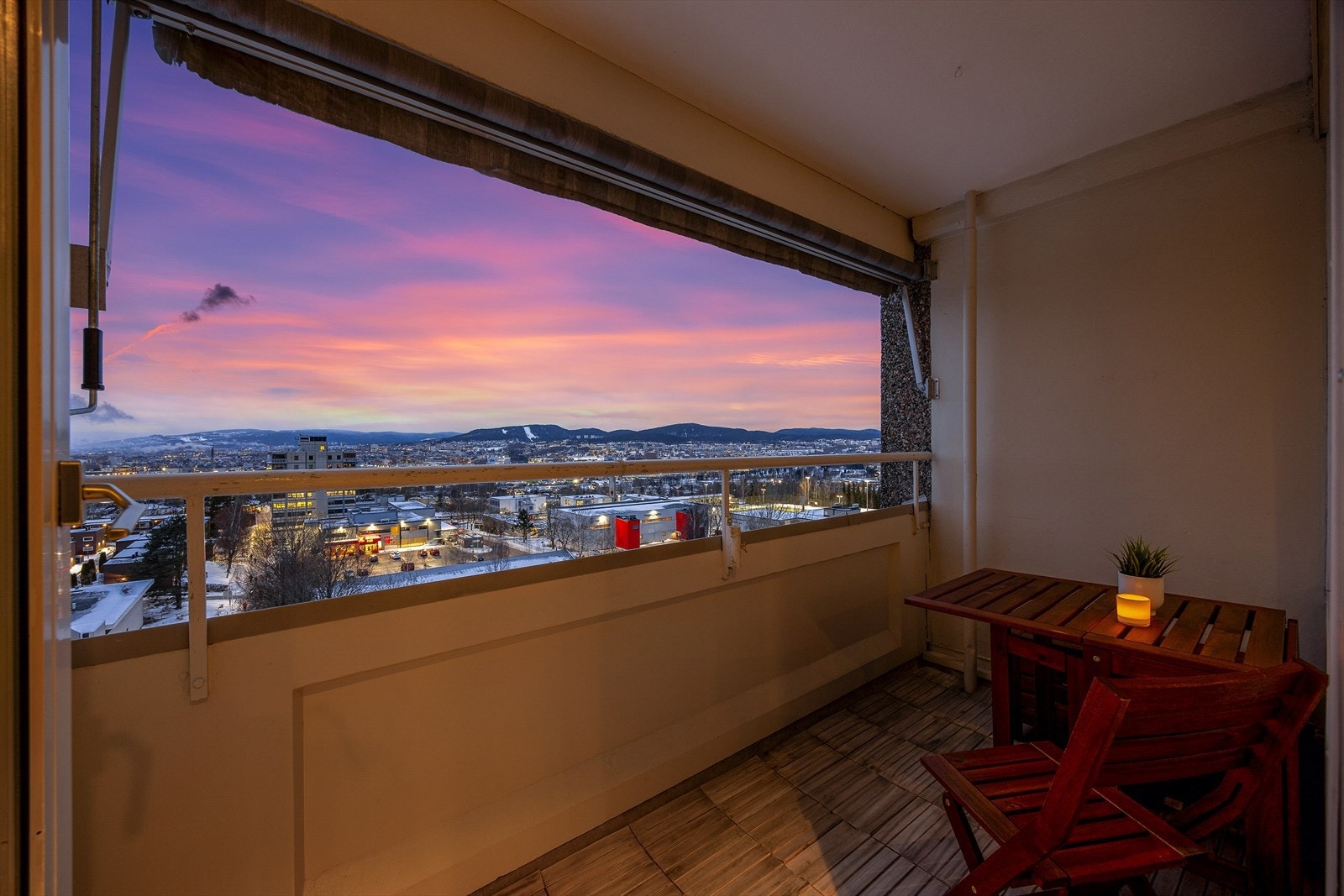 Her kan du nyte utsikten over byens lys på kveldstid. Galleribilde