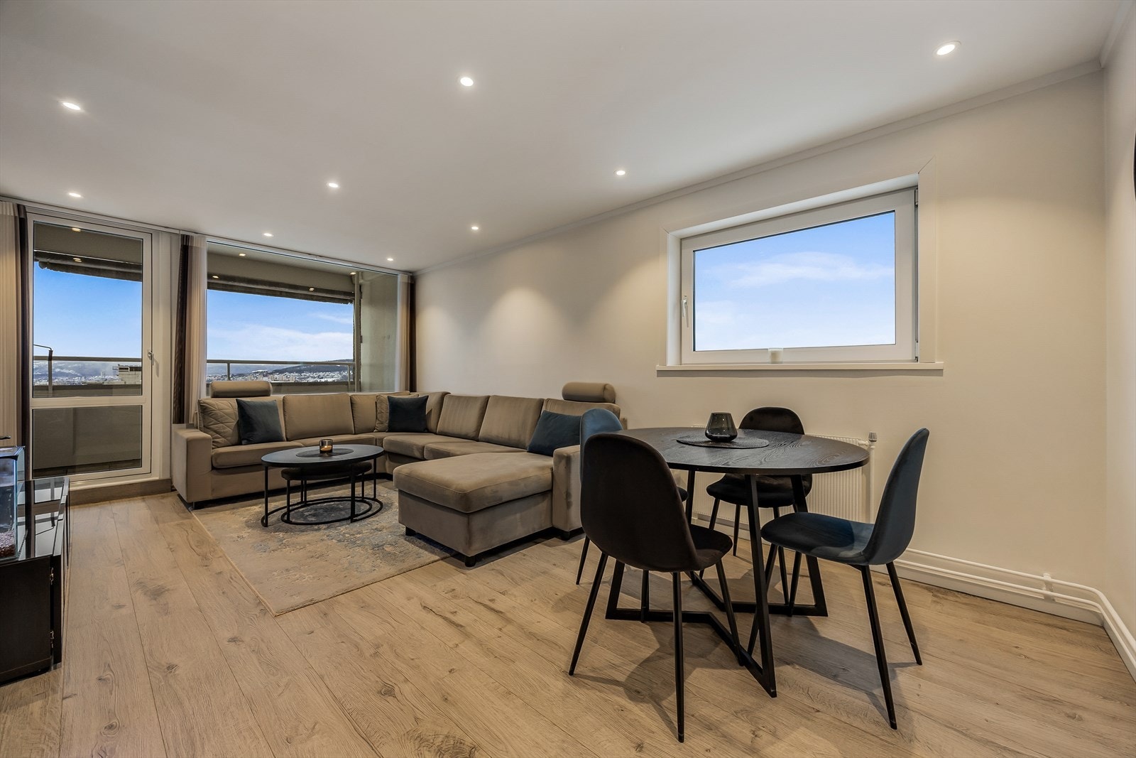 Store vindusflater og utgang til balkong gir rikelig med dagslys. Galleribilde