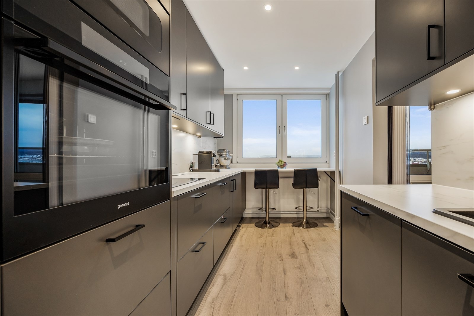 Kjøkkenet har integrerte hvitevarer som platetopp, stekeovn, micro, kjøl/frys og oppvaskmaskin. Galleribilde