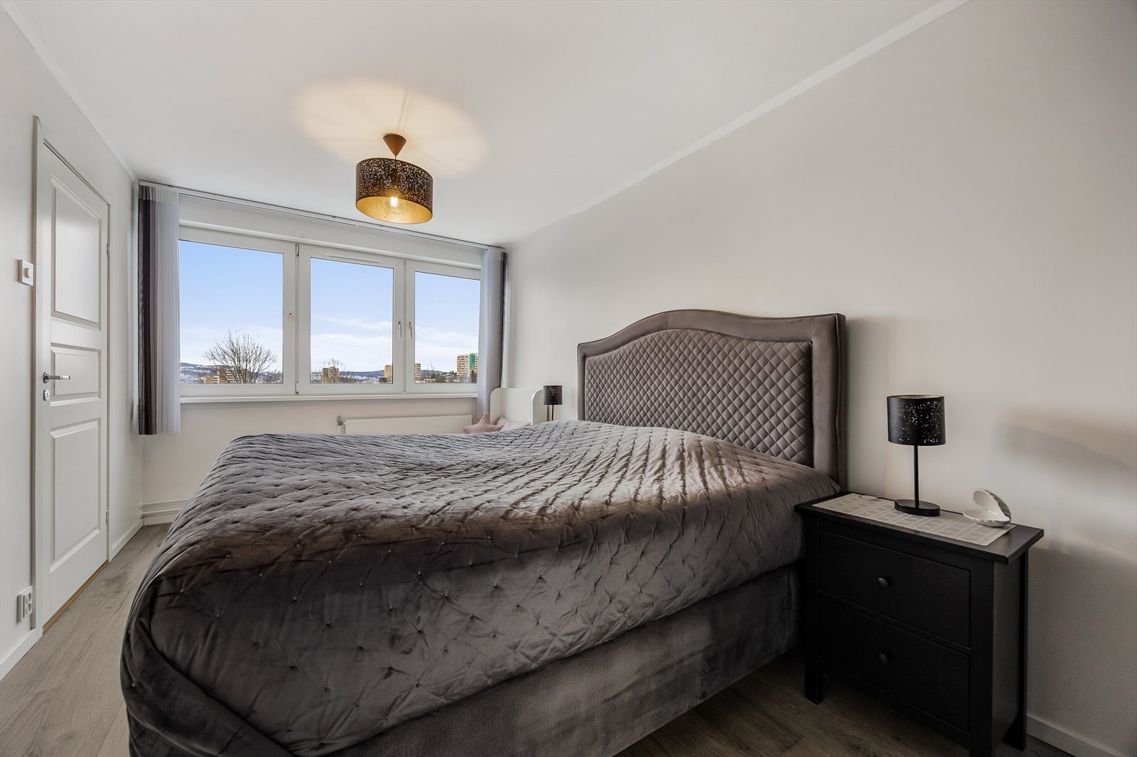 Det brede vinduet slipper inn godt med lys og gir utsikt fra sengen. Galleribilde