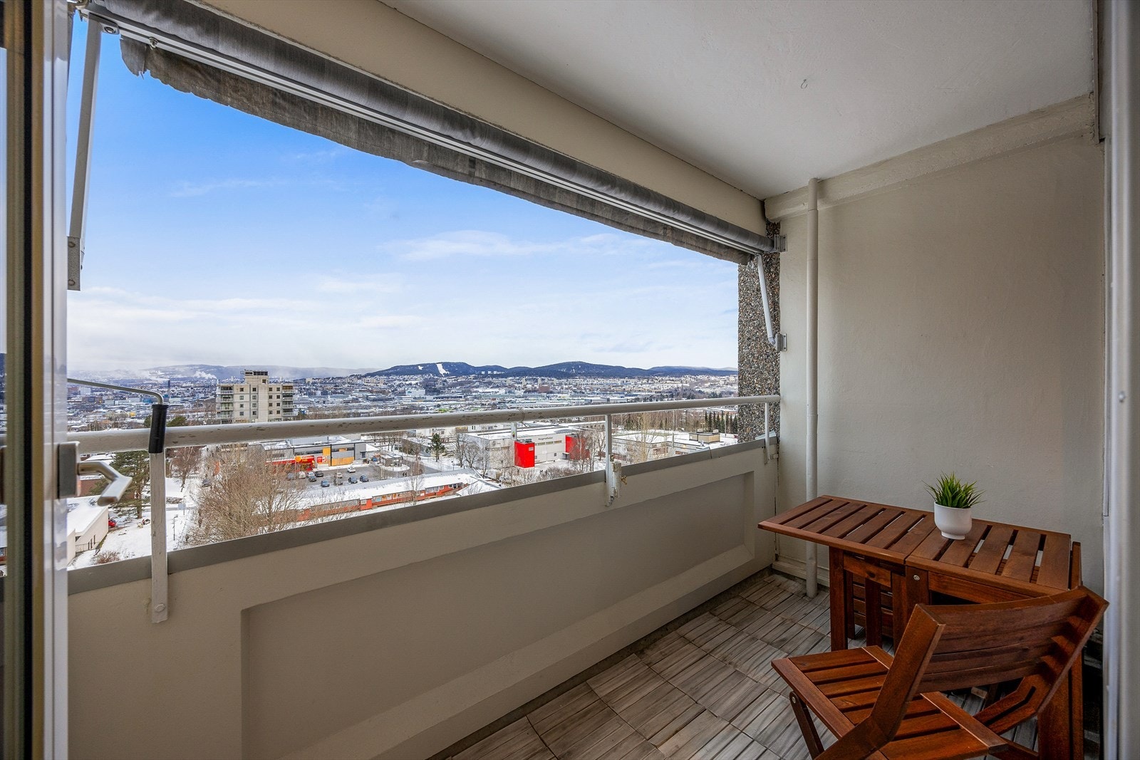 Balkongen er skjermet og kan benyttes uavhengig av været. Galleribilde