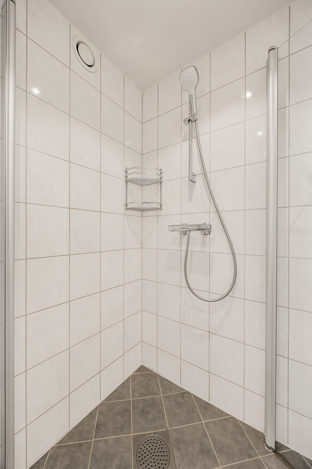 Dusjhjørne med innfellbare glassdører utnytter plassen effektivt. Galleribilde