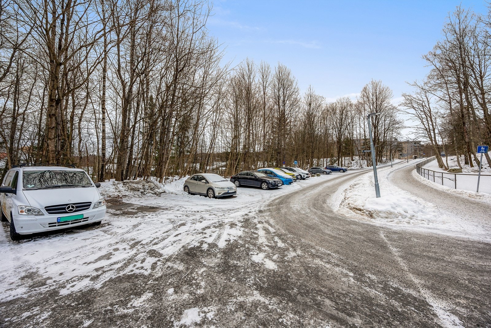 Det er gode parkeringsmuligheter på felles parkeringsplass for beboerne. Galleribilde